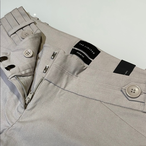 *NEW* Women's Beige Shorts - Picture 3 of 7